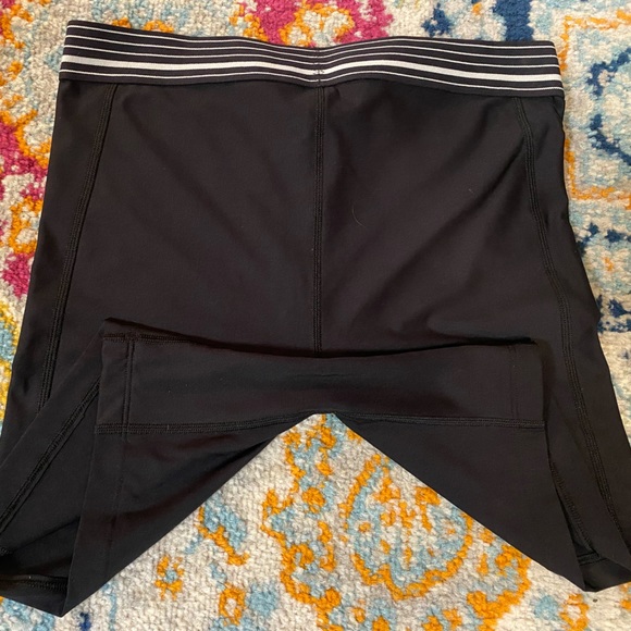 SOLD! Under Armour HeatGear Compression Mid Rise Active Shorty Shorts S - Picture 13 of 15